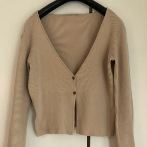 Tröja - Asss snygg tröja från zara som tyvärr är lite stor för mig därav säljer jag den. Helt oanvänd och i storlek S💞💞