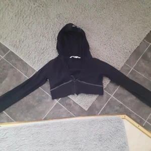 Kofta  - Här som ni ser så säljer jag en svart kofta från lindex såna är ganska känd nu. Den är i storlek 158 till 164