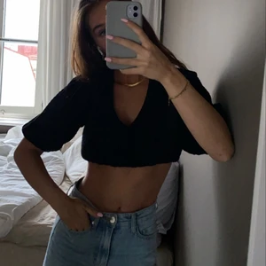 Croppad blus  - Jätte fin croppad blus från Hm, aldrig använd och prislappen kvar 🖤🖤🤍🤍storlek xs/34