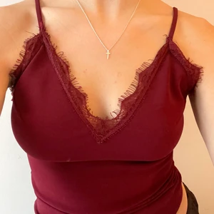 Vinröd body - Superfin, vinrött bodylinne! 