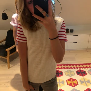 Vit väst - Säljer denna väst från bon bee i st s men passar även som m. Säljer den pågrund av att den inte kommer till användning längre. Vintage från 80-talet men i nyskick. Bor i Lund så kan mötas upp. Buda i kommentarerna från 60kr. 