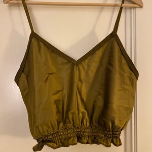 Topp  - Superfin topp i silkesliknande material. Perfekt som festtopp! Lite olivgrön i färgen💚 helt oanvänd!