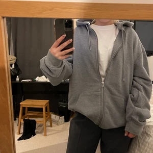 Zip hoodie - Helt ny grå hoodie med dragkedja.