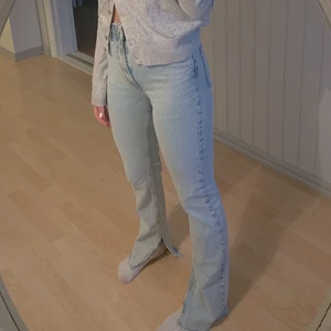 Zara jeans med slits - Ljusblå jeans med slits från zara. För er som är lite längre. Storlek 34. Köpta för 400!