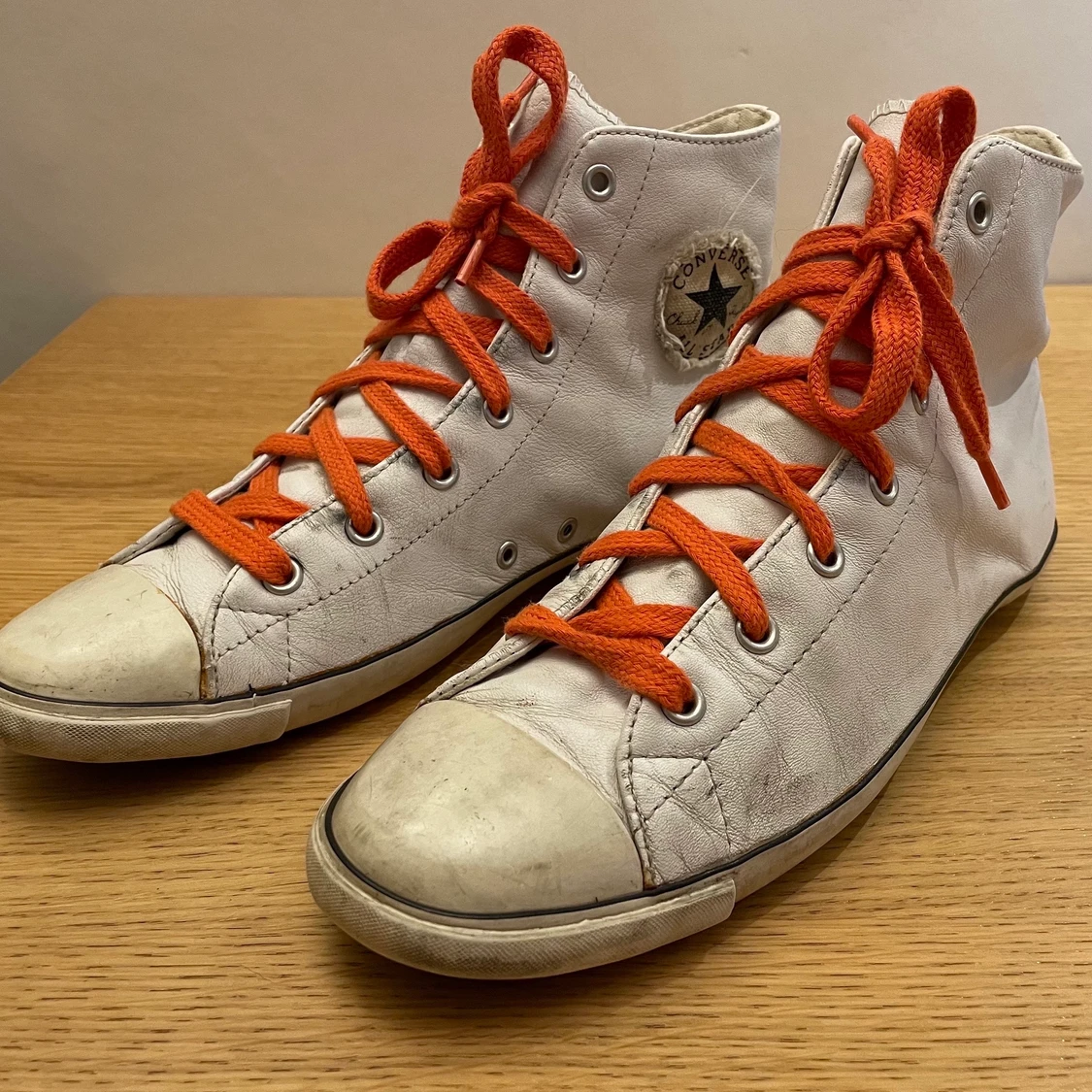 Svincoola platta Converse i skinn