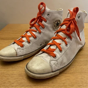 Svincoola platta Converse i skinn - Älskade och använda sneakers i vitt skinn. Ovanlig modell, mycket sköna!