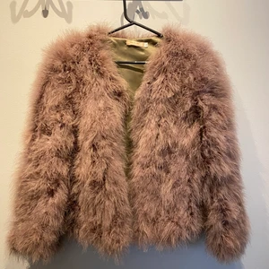 Pälsjacka  - Äkta pälsjacka från Yu&Me strl S. Köparen står för frakten. 