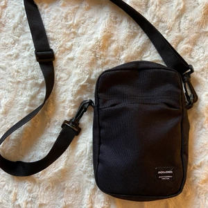 Axel väska  - Säljer denna axelväska från jack&jones, knappt använd så är i väldigt bra skick. Skriv om ni har några frågor💕