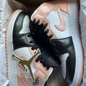 Jordan 1 mid - Köpte dom i början utan sommarna men har endast använt dom  1 gång och tror tyvärr inte att jag kommer få använing för dom nått mer💕💕