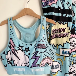 Stronger set - Säljer mitt stronger set. Nypris 799kr för tightsen och 399kr för toppen. Bjuder på frakten vid snabb affär🤍📦