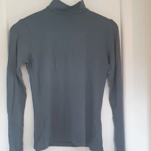 Polotröja grå - Storlek S. Sparsamt använd.