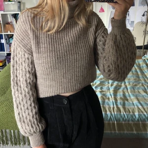 Stickad tröja  - Stickad tröja från NAKD med roligt mönster på ärmarna