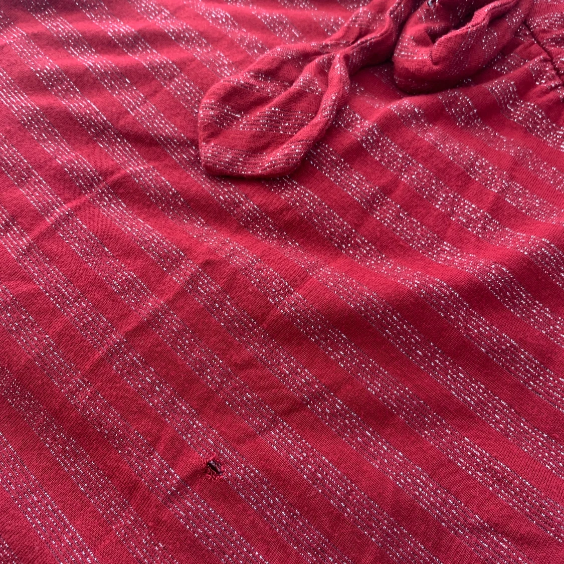 Röd tröja med band - 91