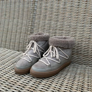 Inukkii  - Säljer nu mina underbara inukkii perfekt nu till höst och vinter. Köpte de för två år sedan men har knappt kommit till användning. Väldigt tåliga och bra skor har ett par likadana fast svarta och de ser exakt likadana ut som när jag köpte trots att jag använt de väldigt flitigt. Dessa är i strl 38, true to size. Detta är modellen som är lite extra hög och har därför en inbyggd klack (lite som isabel marant skorna). Jättesköna att gå i trots klacken!! Köpta för 2100kr. Köp nu direkt för 1200💛