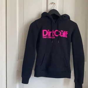 Säljer denna råsa/svarta dirtcult🌸💗 - Säljer denna råsa/svarta dirtcult hoodie pga att den köptes i fel storlek, så ska köpa en ny. Den är endast prövad. Säljer den för 250 + frakt som ligger på 66kr. (Ny pris ä 599kr) Skriv privat för mej info💗🌸