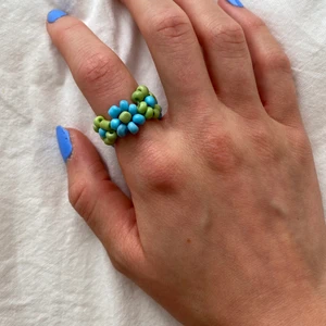 Blomring handgjord - Säljer handgjorda, pärlade blomringar! Jag gör dessa själv💖 Frakt kostar 12kr (inte spårbar) eller 66kr (spårbar) 💓 