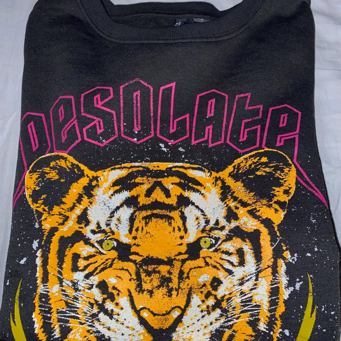 Jag säljer en sweatshirt i storlek L