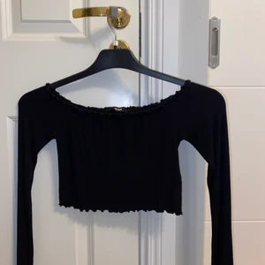 Svart magtröja i storlek XS - En snygg svart magtröja i storlek XS från bikbok! 