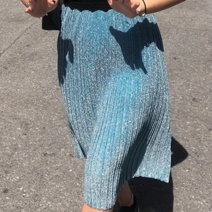 Super fin glittrigkjol😍 - Säljer denna as snygga glittrigakjolen, storlek 36-38😍 mycket fint skick 