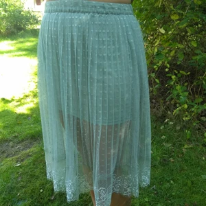 Grön genomskinlig kjol med underkjol  - Sååå fin och cool! Kommer inte till användning för att underkjolen är lite för kort för mig. Snälla köp, den är så cool! Den har resor i midjan så väldigt skön och kan nog passa några storlekar. Skriv för mått eller fler bilder:)