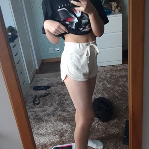 Mjukisshorts - Ett par beiga/ ljusrosa mjukisshorts från bikbok i storlek XS/ S. Mycket lite noppiga om man kollar nära (bild 3).