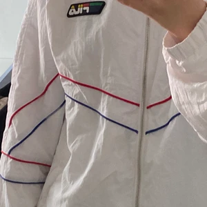 vit fila jacka - skitsnygg fila jacka köpt från junkyard. säljer pga alldeles för stor på mig som är 158cm. jättebra skick då den aldrig har använts, därför är även priset ganska högt. de står att den är stl S men den är väldigt stor i storleken, kanske en ”killjacka”.