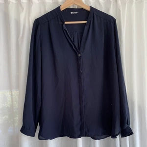 Blus/skjorta i tunt Filippa K - Super skön och luftig blus/skjorta från Filippa K, storlek L men väldigt liten i storleken så mer som en S/M 🤍 knappt använd 