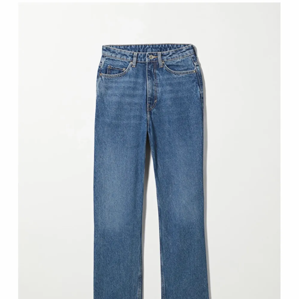 intressekoll!!!! skitsnygga jeans från weekday i modellen ”rowe” med extra hög midja, de är i mycket bra skick och pris kan diskuteras💕💕 . Jeans & Byxor.