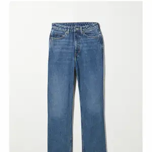 intressekoll!!!! skitsnygga jeans från weekday i modellen ”rowe” med extra hög midja, de är i mycket bra skick och pris kan diskuteras💕💕 