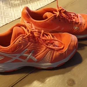 Skor - Inomhus skor, använda ca 4 handbollsmatcher då de inte passar🤾🏽