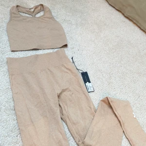 Träningsset  - Beiget träningsett, storlek xs/s, aldrig använt 