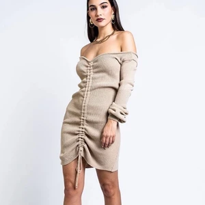 Madlady stickad klänning  - Säljer min offshoulder stickade klänning från Madlady i strl M. Endast använt den en gång så den är i fint skick. Ord. pris 369 kr, säljer för 150 kr inkl frakt. 