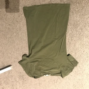 H&M - Säljer en helt vanligt grön t-shirt i storlek XS, den sitter väldigt snyggt på kroppen men är liten i storleken. Kan få me gratis vid köp av något annat