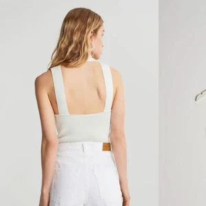 Strl S - Helt oanvänd topp ifrån Gina Tricot. Öppen i ryggen 