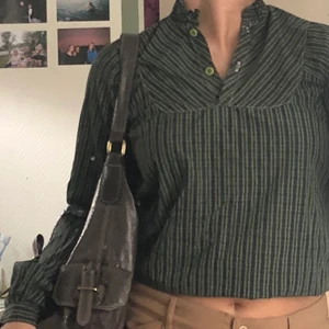 Rutig skjorta/blus! - Så gullig o fin blus/skjorta som tyvärr inte passar mig. I storlek M men skulle säga att den snarare är en S. Super bra skick och super fina färger, stryker såklart innan jag postar :)) 🤩🙌🏼❤️‍🔥🌶🧸 