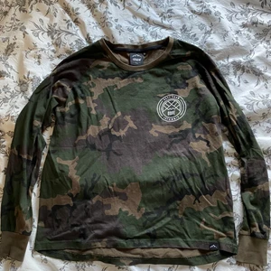 Dope camouflage tröja - säljer en dope camouflage tröja som är i storlek 36. Använd några gånger men inget fel med den. 