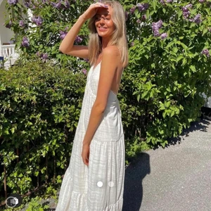 Långklänning  - Säljer denna superfina långklänningen från Bikbok i lite tjockare material. Jag säljer den i svart som ni ser på sista bilden och den är slutsåld på hemsidan. Endast använd 2 gånger i sommar och passar perfekt med en stickad kofta nu till hösten då den är lite tjockare. Ryggen är en superfin detalj där man själv kan ändra längden! Köpt för 399 säljer för 180! Den är i storlek S men passar även M få man själv kan knyta banden!