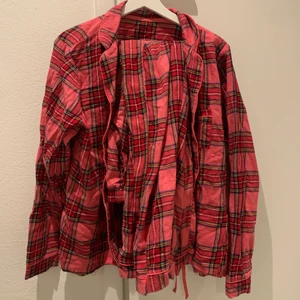 Pyjamasset - Mjuk pyjamasskjorta i flanell med tillhörande byxa! Sparsamt använt i Strl L. Passar en S-M skulle jag snarare säga. Hör av er för mer info! Frakt tillkommer💖