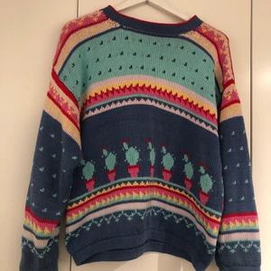 Hansstickad tröja storlek M - Helt unik Handstickad tröja inköpt på loppis på Öland. Fin kvalite. Knappt använd i NYSKICK. Färgglad och fint deltaljerad. Storlek: cirka M. 