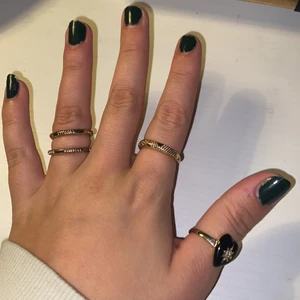 Guld ringar - Säljer dessa fyra ringar för att jag inte använder de längre, alla är köpta på asos. Bra skick!!! Mellan stl S-L. 40kr för hjärtringen, 20kr för den på pekfingret och 10 kr vardera för de på ringfingret, fakt ingår ej! <3 