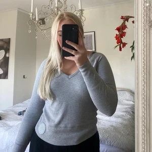 Huvtröja strl S - Jätteskön grå tröja med luva från Vero Moda! Passar även strl M. Skulle även säga att tröjan är i nyskick så den knappt är använd :)