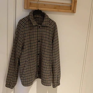 Zara jacka L - Enkel snygg Rutig overshirt/ jacka med muffar. Snygga detaljer som möjlighet att åt med snören underifrån