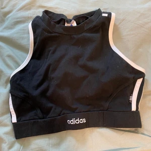 Adidas topp  - Köparen står för frakten 📦