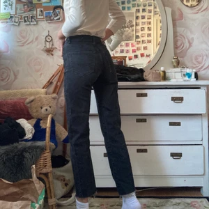 Svarta jeans  - Svarta mom jeans med klippta ändar vid fötterna. Säljes pga för liten storlek. Nästan aldrig använda i nyskick 