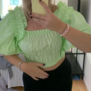 Grön topp från Zara - Aldrig använd, kan ha som off shoulder eller som vanligt. Snyggt oavsett 💞🤍