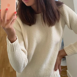 Stickad tröja - Frakt ingår i priset! Snygg kräm vit stickad tröja från Gant som inte har några tecken på användning. 100% ull så den är väldigt varm och skön. Skriv för fler bilder! 💓💓