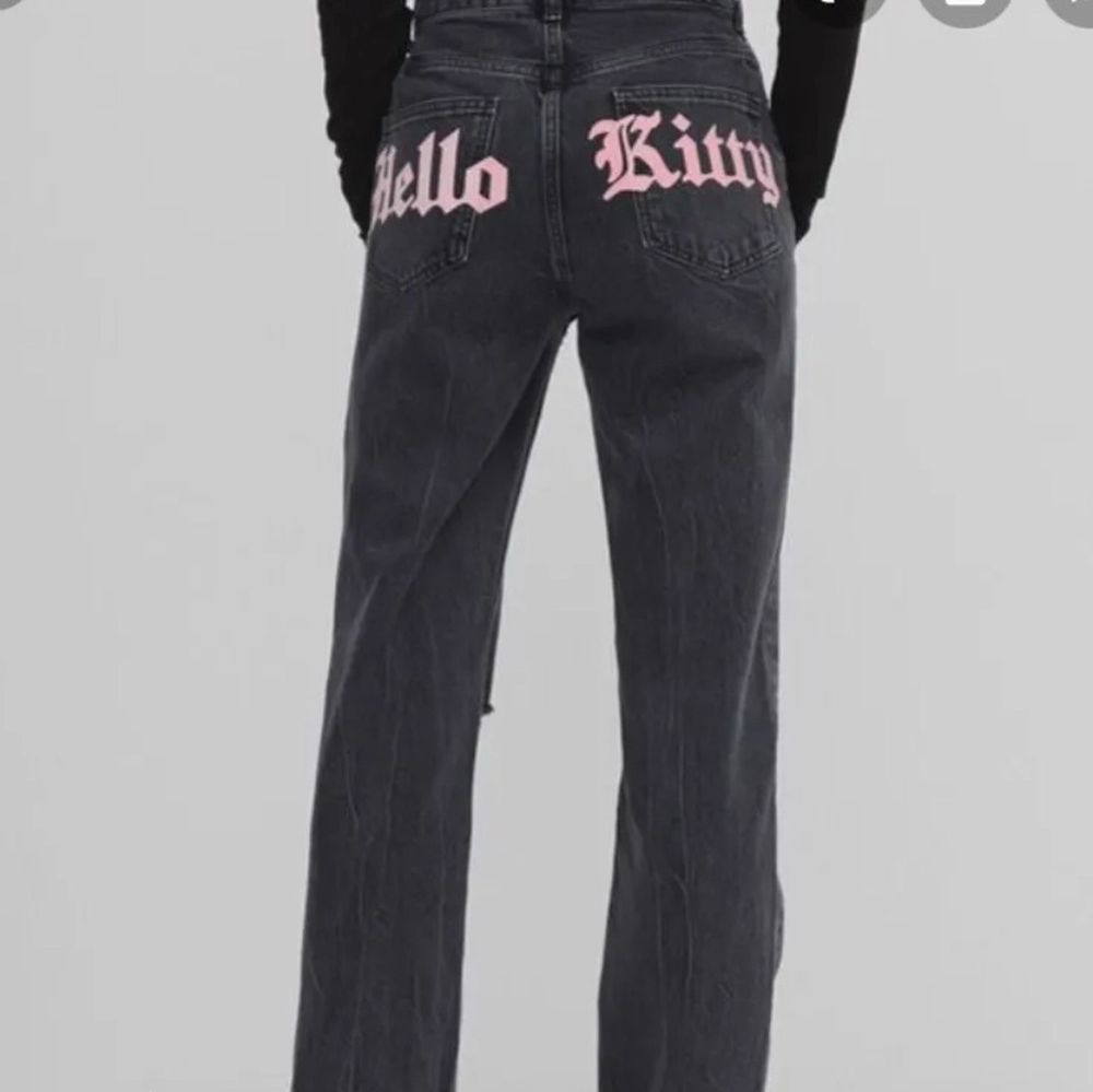 Säljer dess skitcoola jeans med hellokitty tryck där bak! (Lånad bild) De är i bra skick och säljer för de inte kommer till användning🤍 Köparen står för frakt (frakten ingår INTE i priset), skriv för mer info! Buda gärna i kommentarerna!!!. Jeans & Byxor.