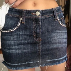 miniskirt - en jätte söt mini kjol med små ” diamanter ”!