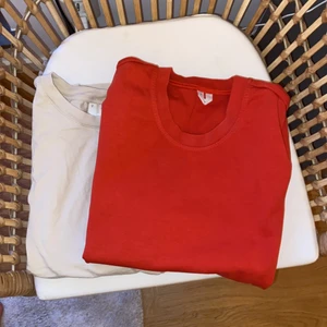 ARKET - En ”dusty yellow” färgad t-shirt strl S. En röd t-shirt som har ett lite kraftigare material men så skön!! Frakten är inräknad;) ⚠️DET ÄR 20kr ST⚠️
