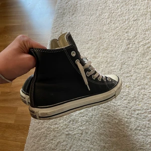Svarta converse skor i läder  - Ett par svarta converse i läder. Storlek 40 men passar 41. Skorna tvättas innan leverans om så önskas